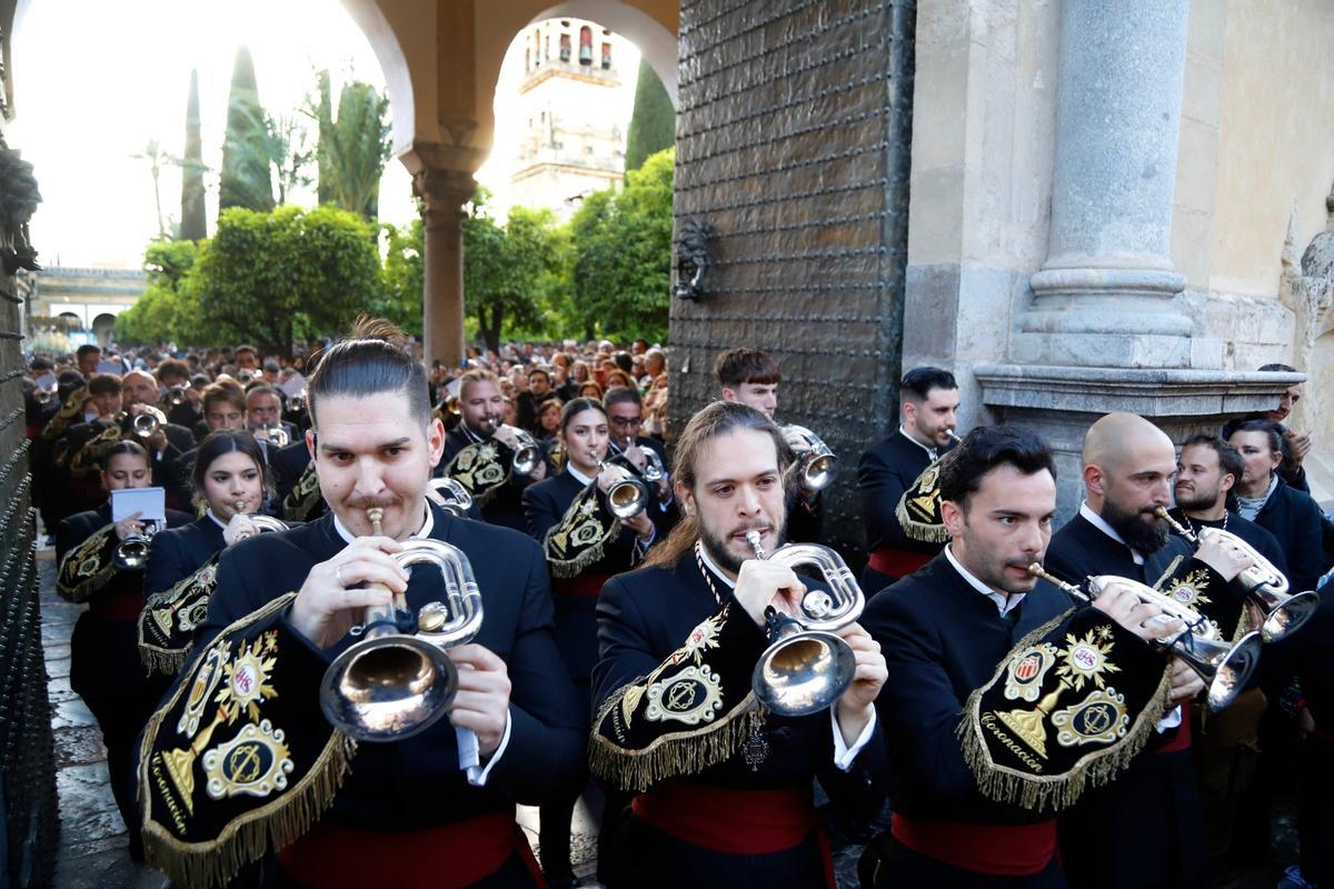 La banda de Coronación de Espinas saliendo de la Catedral.