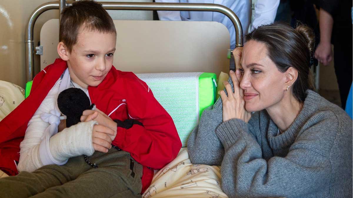 La actriz Angelina Jolie visita un refugio para niños ucranianos en la ciudad de Lviv