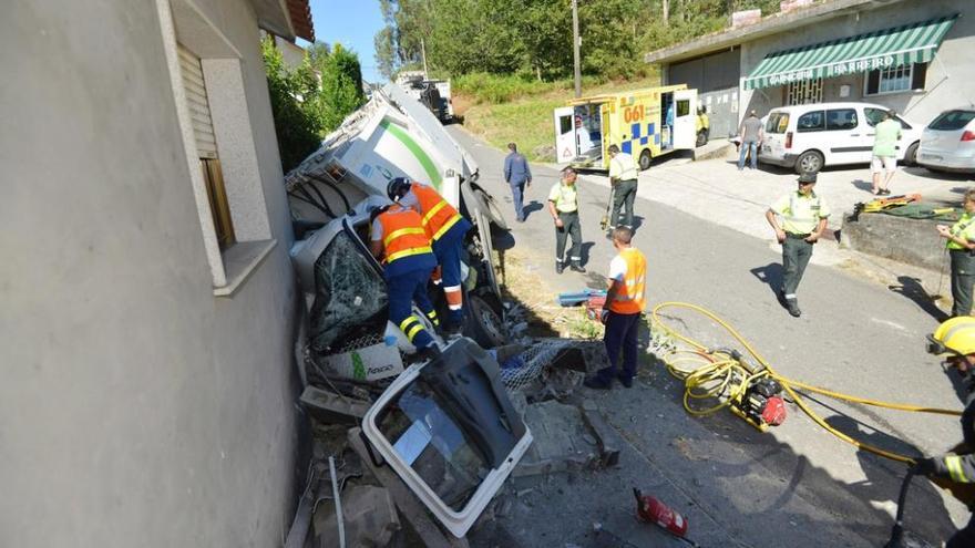 El personal médico del 061 atiende al herido en el interior de la cabina del camión. // Gustavo Santos