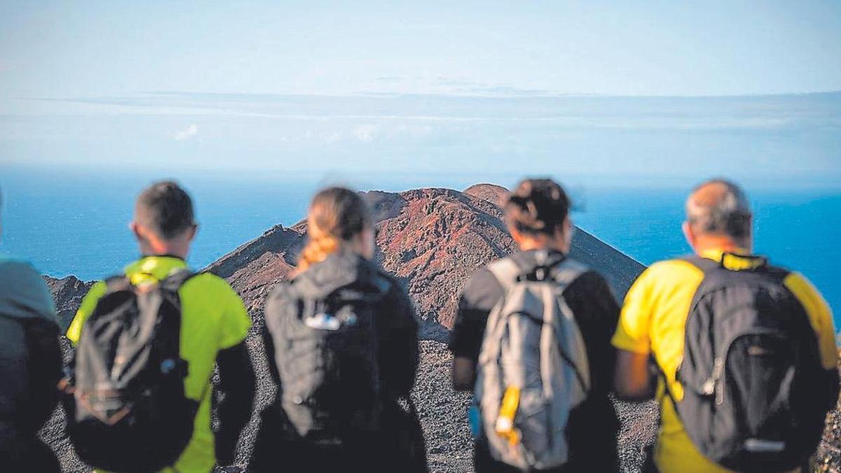 Varios senderistas durante un descanso en su ruta por La Palma.