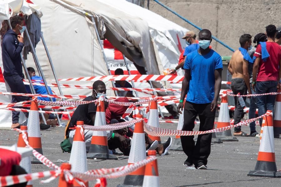 La Cruz Roja monta 17 carpas para acoger a 332 inmigrantes