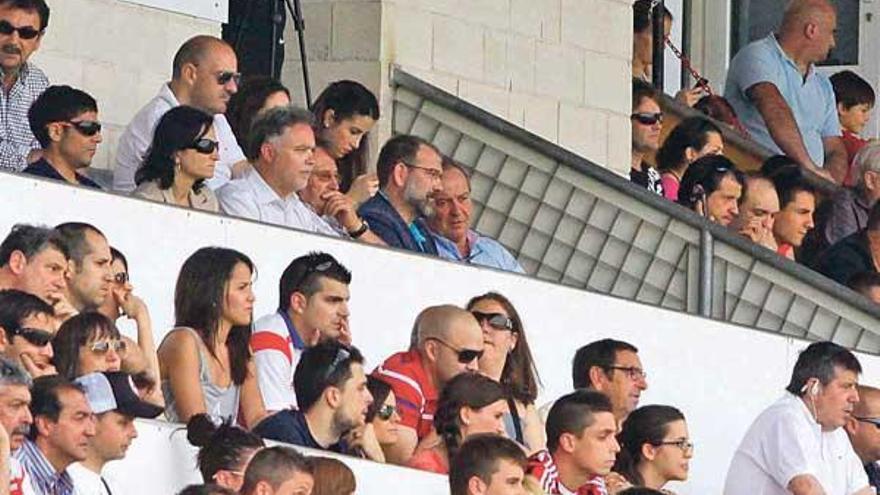 Angel Martín Vaca y Vili siguen el partido desde el palco, en la zona superior de la fotografìa.