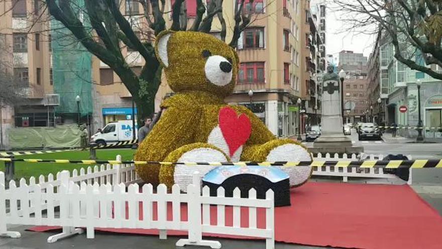 La plazuela San Miguel estrena hoy un gran oso luminoso de cinco metros