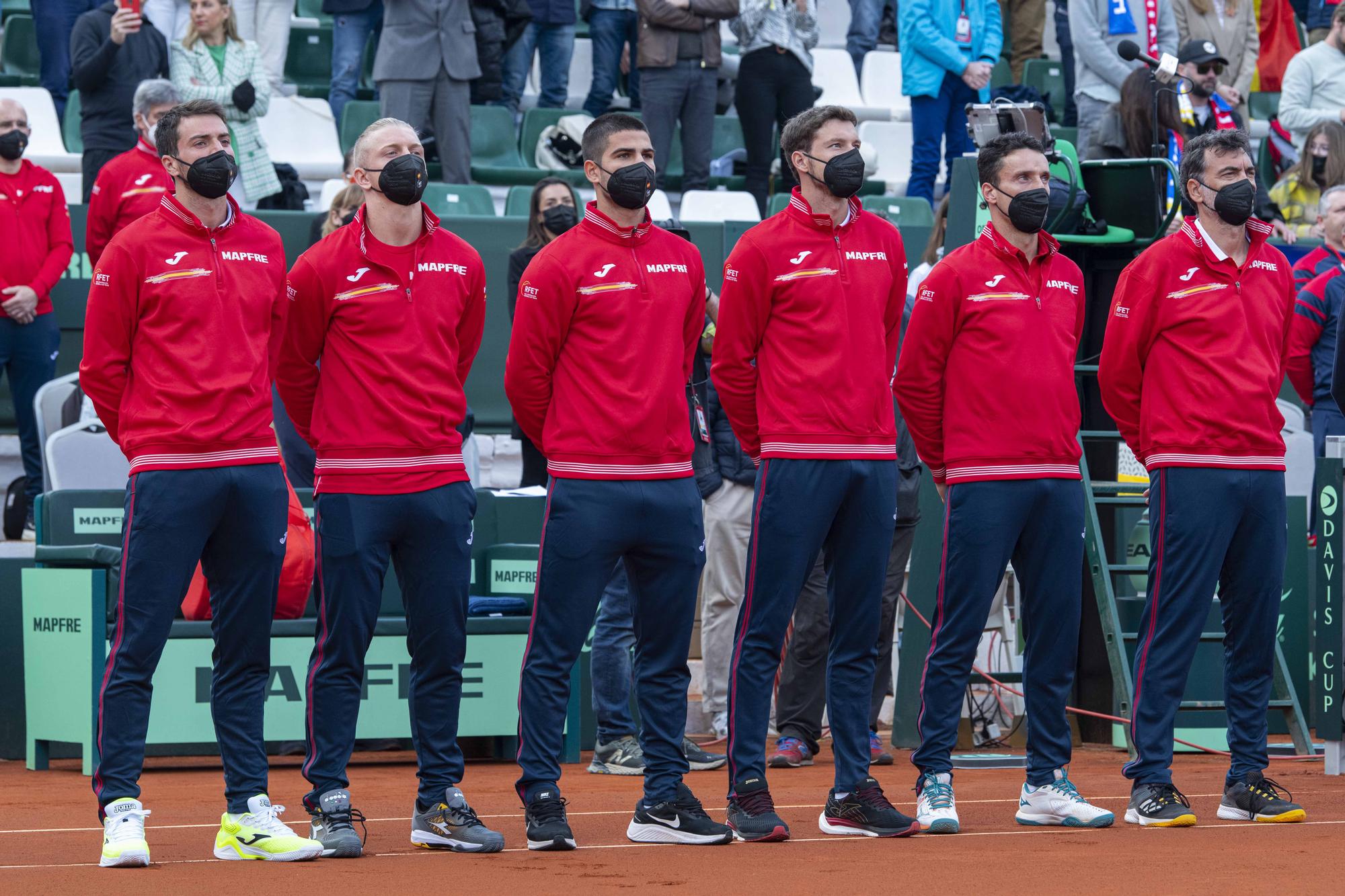 Tras los dos primeros partidos del viernes, victoria de España por dos a cero, gracias a los triunfos de Roberto Bautista  y Carlos Alcaraz.