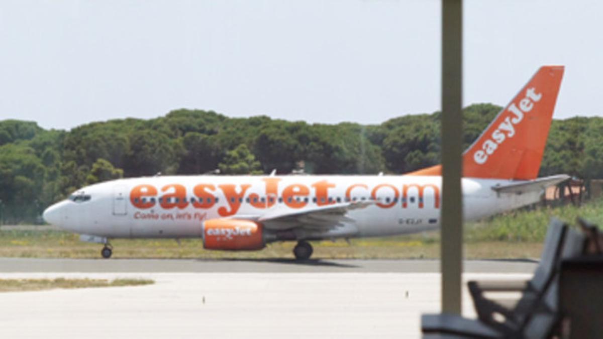 Un avión de Easyjet circula por el aeropuerto del Prat.