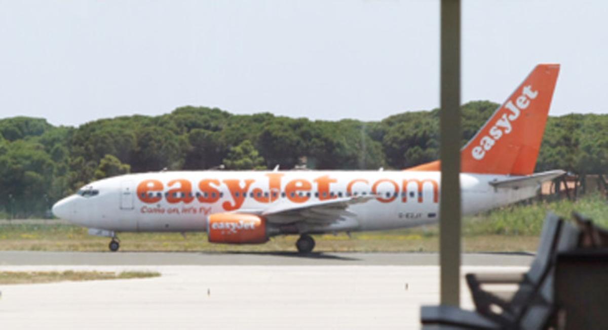 Un avió d’Easyjet circula per l’aeroport del Prat.