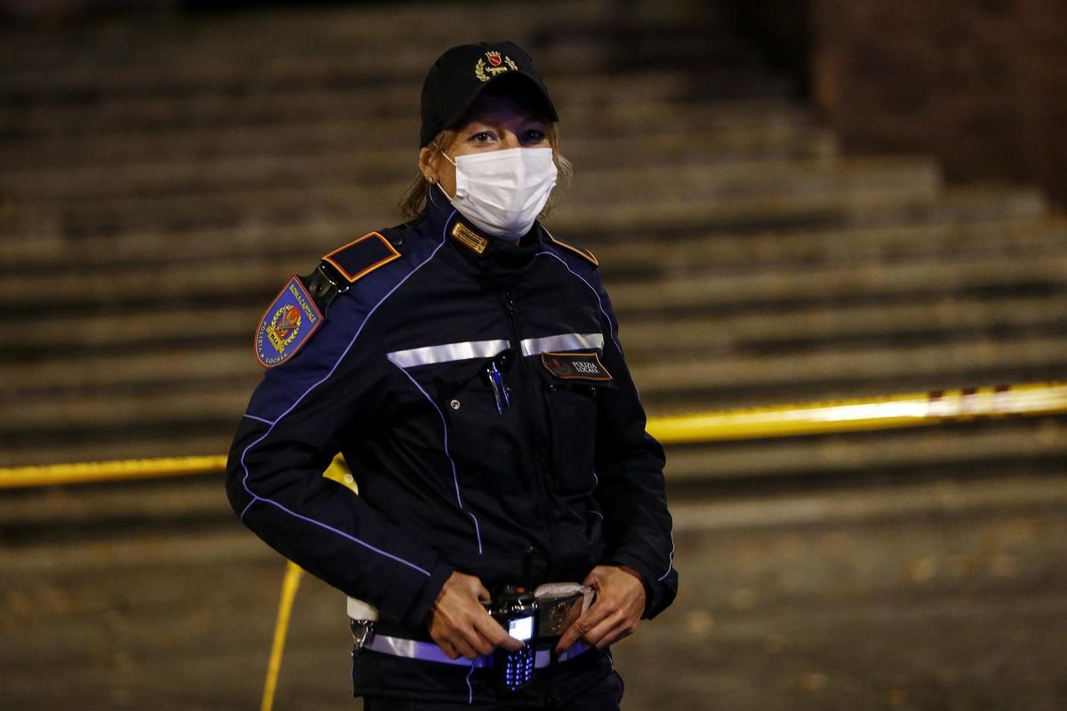 Un sindicat de la Policia italiana protesta per haver d’utilitzar mascaretes roses: «Són indecoroses» Un sindicat de la Policia italiana protesta per haver d’utilitzar mascaretes roses: «Són indecoroses»