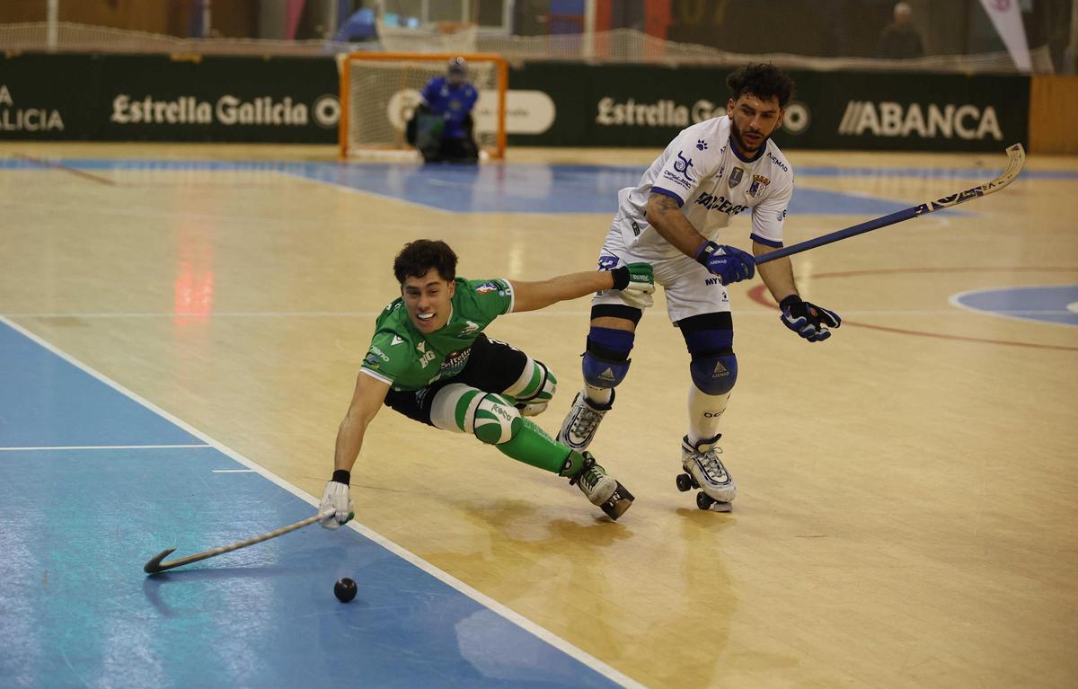 Jacobo Copa y Tato Ferruccio pugnan por una bola en el último partido en el Palacio de los Deprotes.