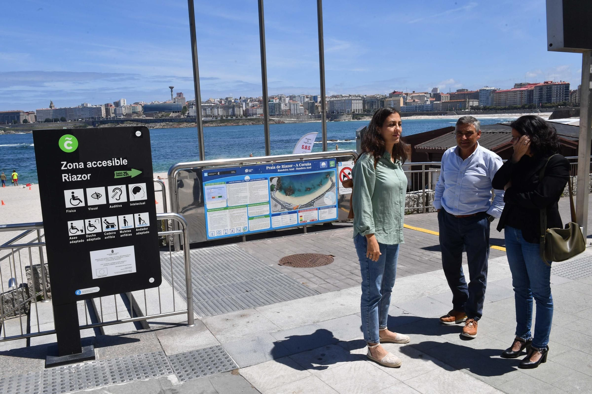 Izado de cinco banderas azules desde Oza hasta Riazor