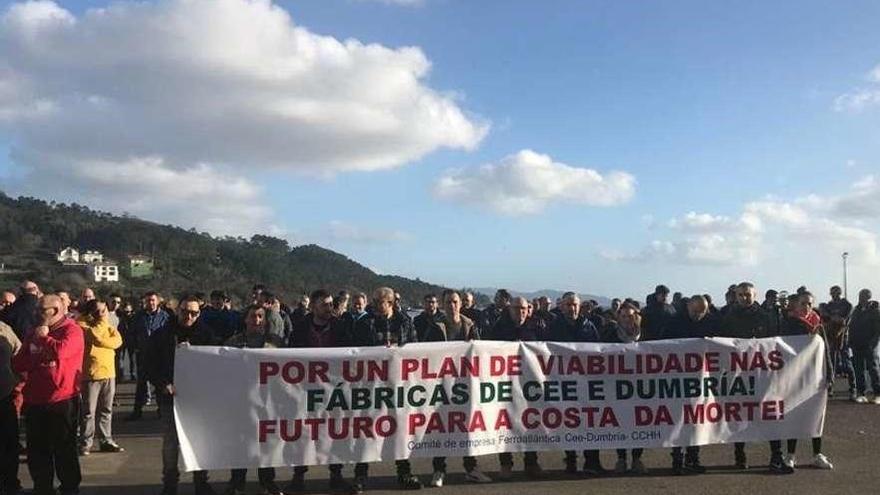 Protesta de los trabajadores de Ferroatlántica, ayer, en la fábrica del municipio coruñés de Cee. // FdV