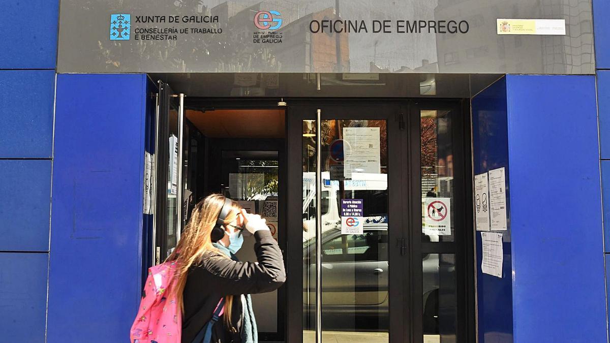 Una joven a las puertas de la oficina de empleo de Orillamar. |   // CARLOS PARDELLAS