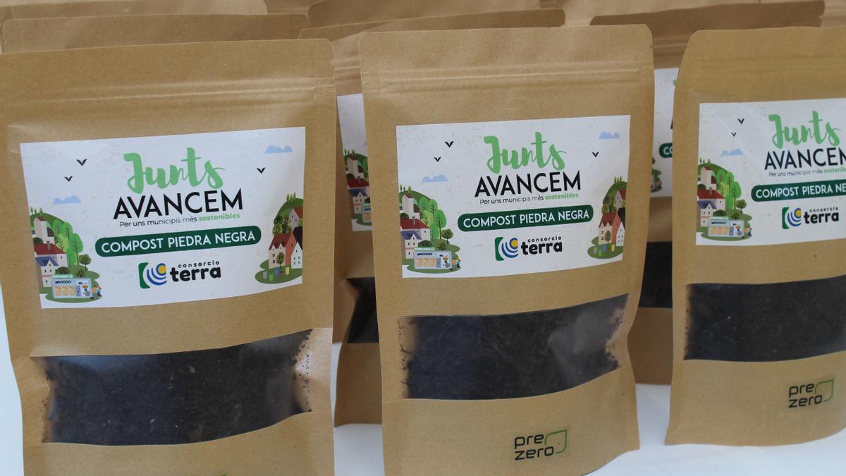 El Compost Piedra Negra es un abono natural de gran calidad procedente de los residuos orgánicos.
