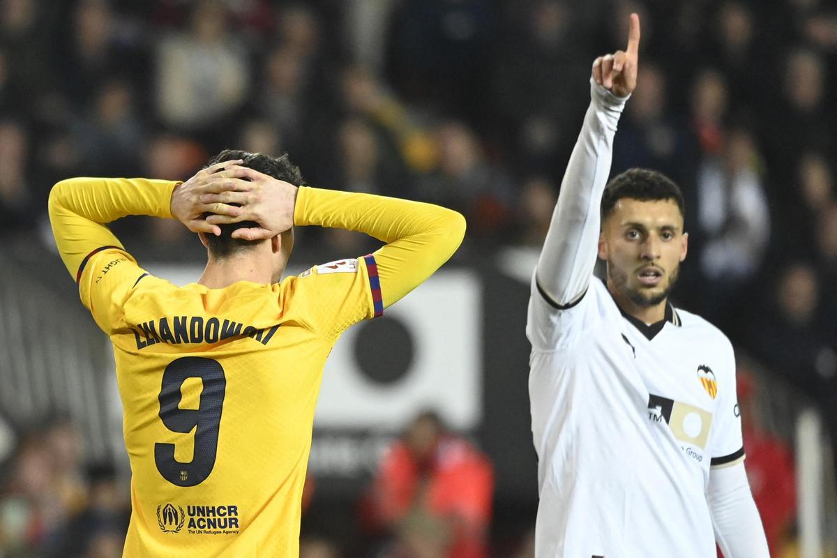 Levandowski, de espaldas, se lamenta durante el partido entre Valencia FC y FC Barcelona jugado en Mestalla.