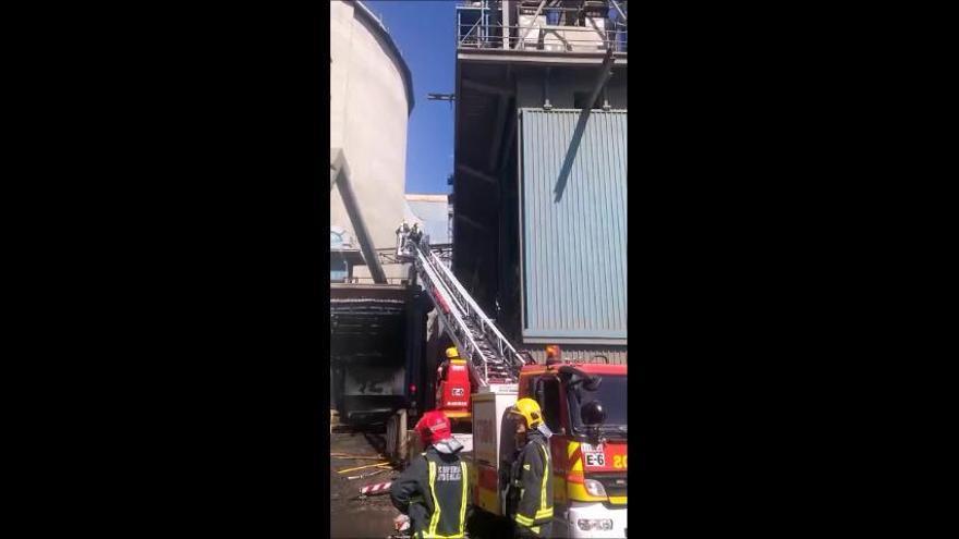 Los bomberos actúan en un incendio en La Araña