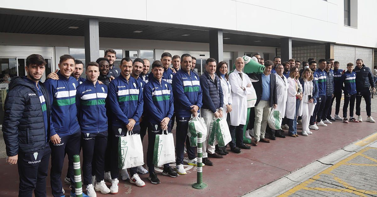 La visita del Córdoba CF al Hospital Reina Sofía en imágenes