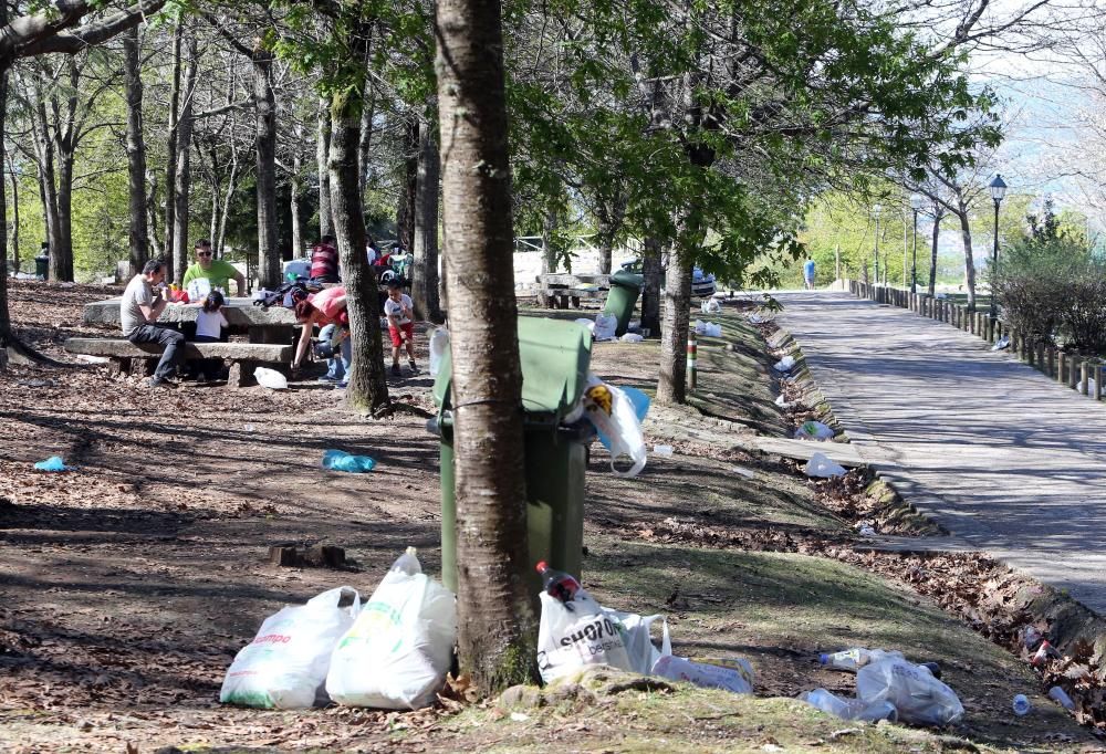 El botellón convierte en estercolero el parque forestal de Beade, en Vigo