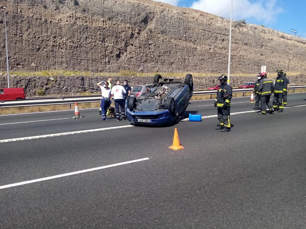 Bomberos y sanitarios del SUC en el lugar del accidente.