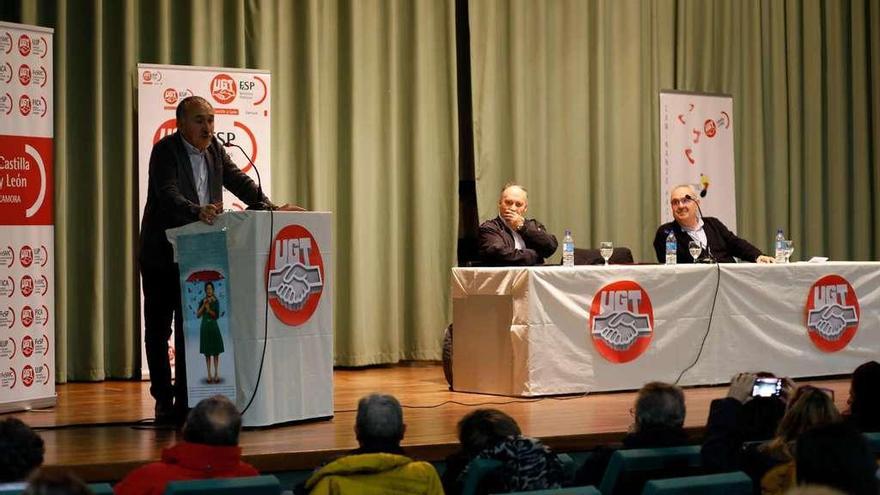 José María Álvarez da su discurso, ayer en el Colegio Universitario en presencia de Faustino Temprano y Ángel del Carmen.