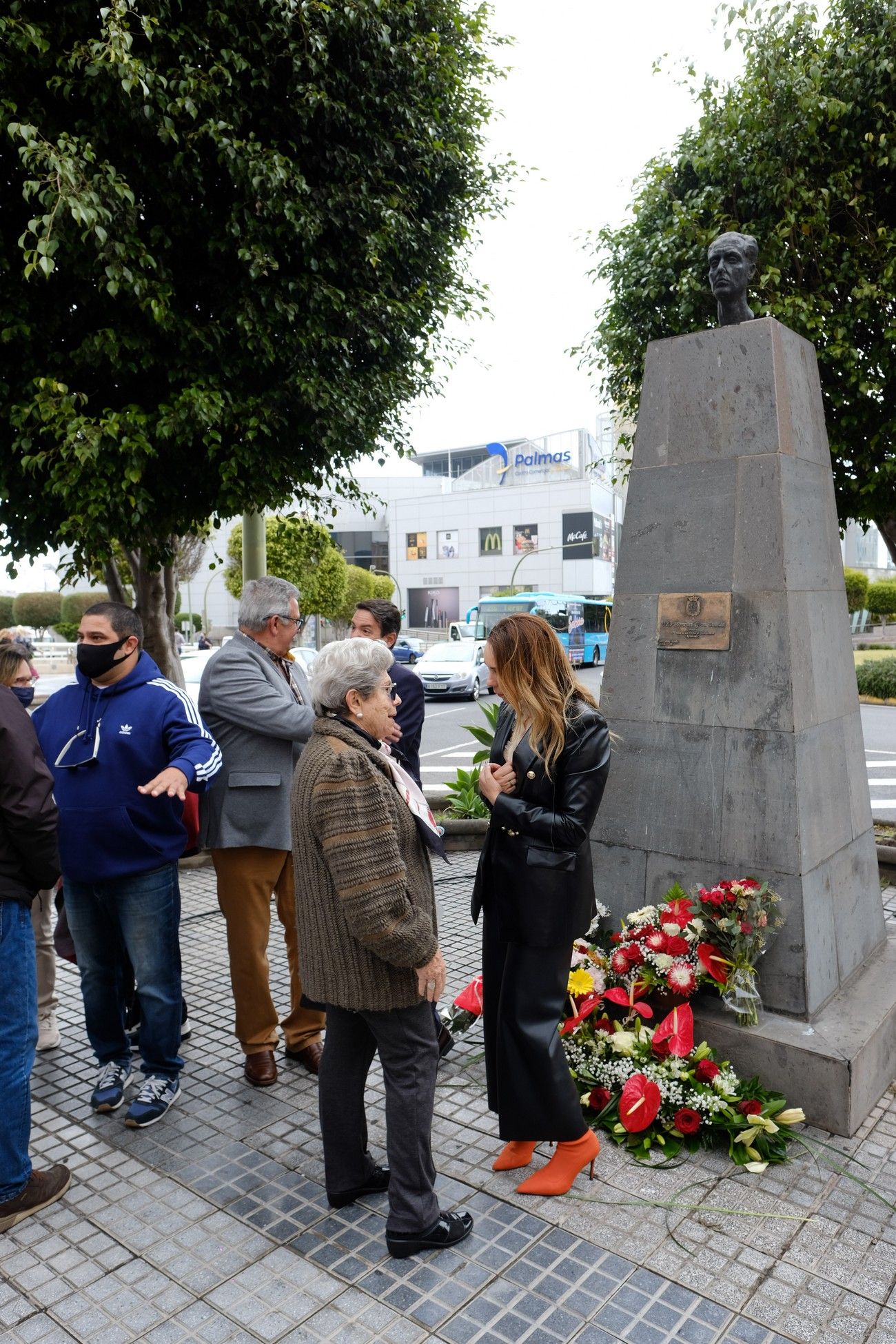 Ofrenda floral ante el busto de Felo Monzón por el 112 aniversario de su nacimiento