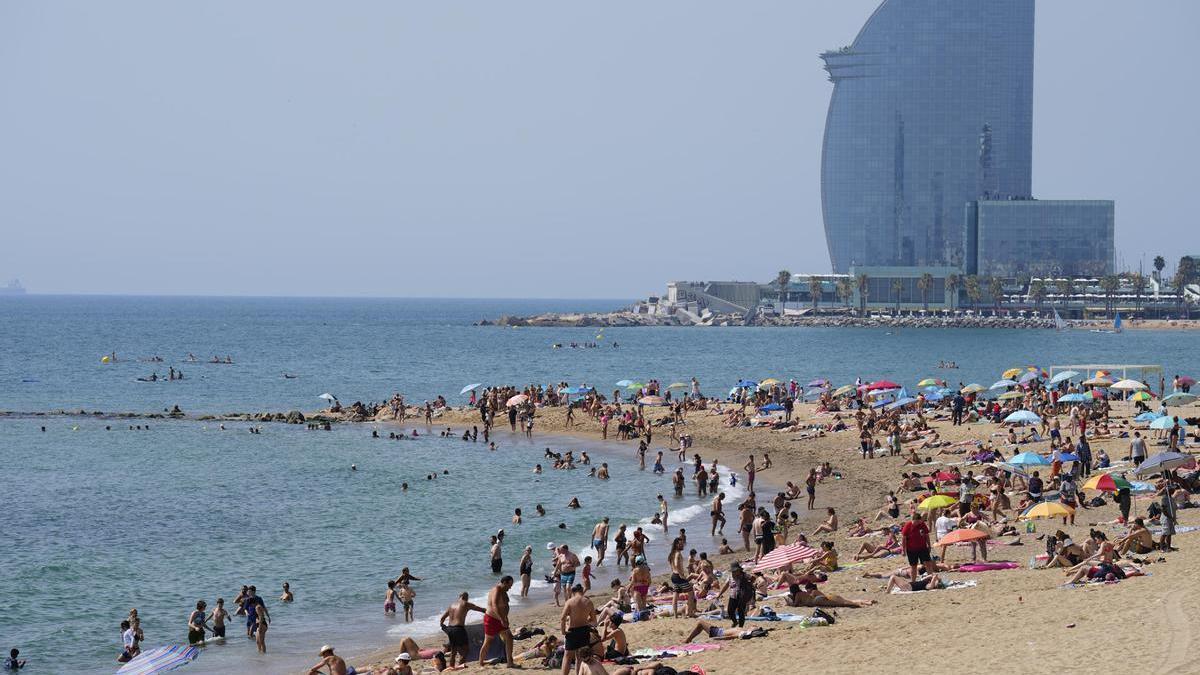 Turistes a la platja de Barcelona