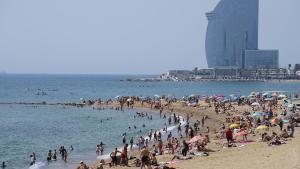 Turistas en la playa de Barcelona.