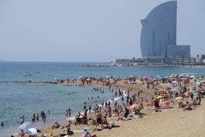 Aigües a gairebé 30 graus: el mar Mediterrani torna a ‘bullir’ amb la calor extrema