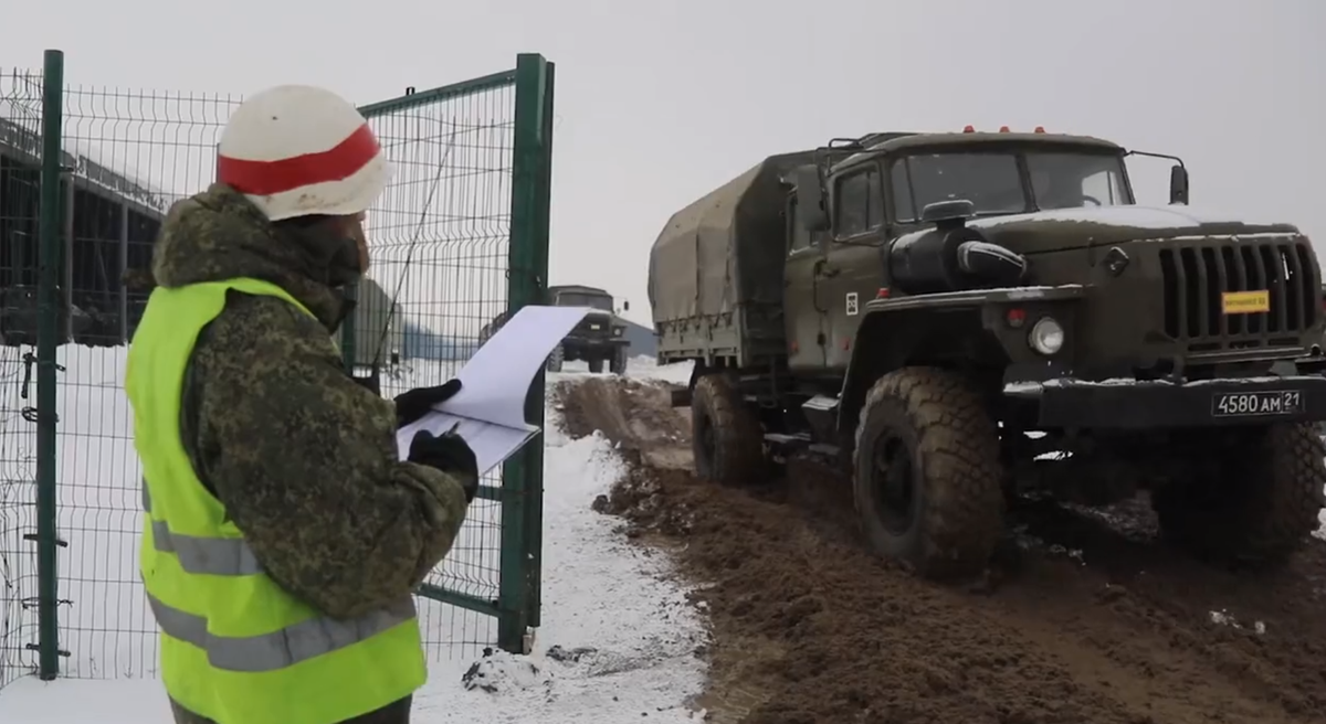 Un camión de la 150 División de Fusileros Motorizados del ejército ruso de Rostov, en ejercicios durante la crisis de Crimea, en una imagen difundida por el Ministerio de Defensa Ruso en enero de 2022.