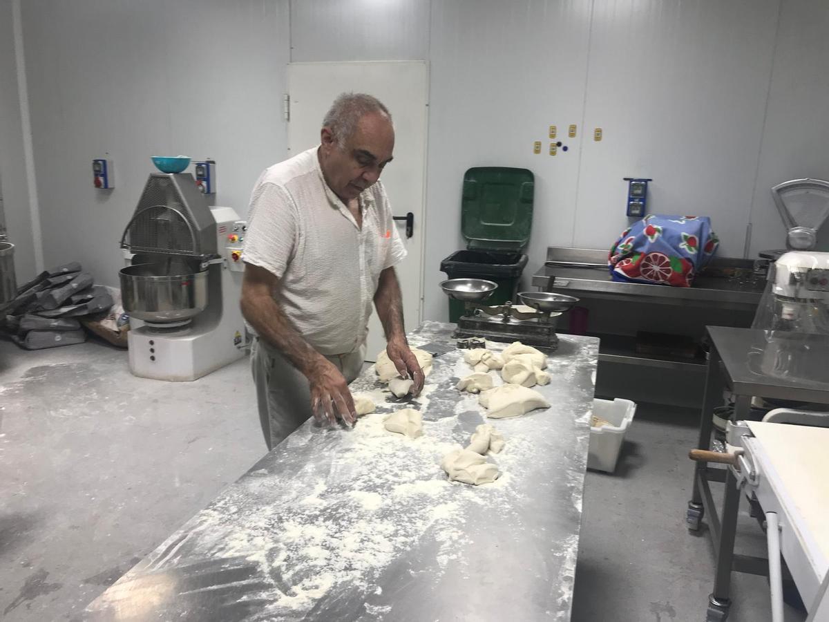 EN IMÁGENES: Luis Manuel Peláez, el último panadero de Salas que no quiere dejar de amasar