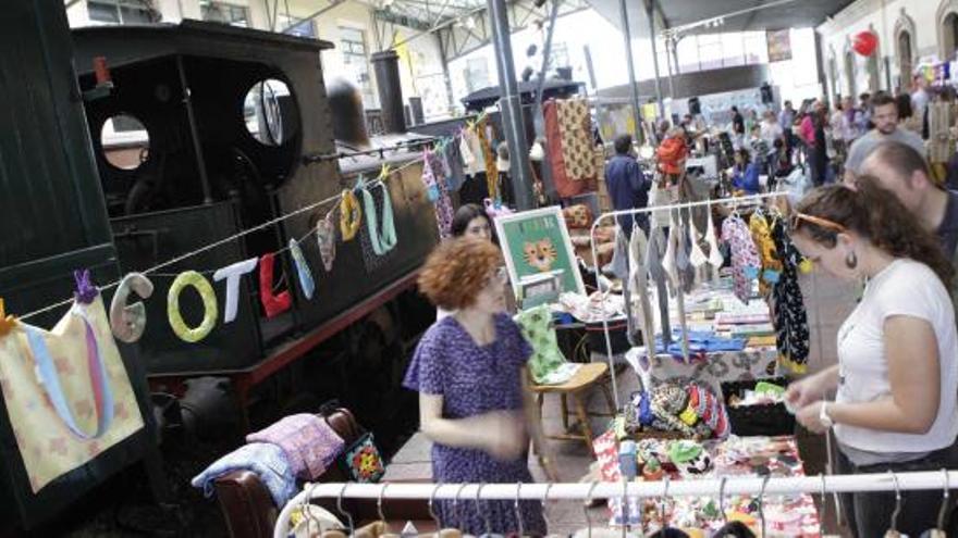 Ambiente ayer por la mañana en el mercadillo instalado Museo del Ferrocarril.