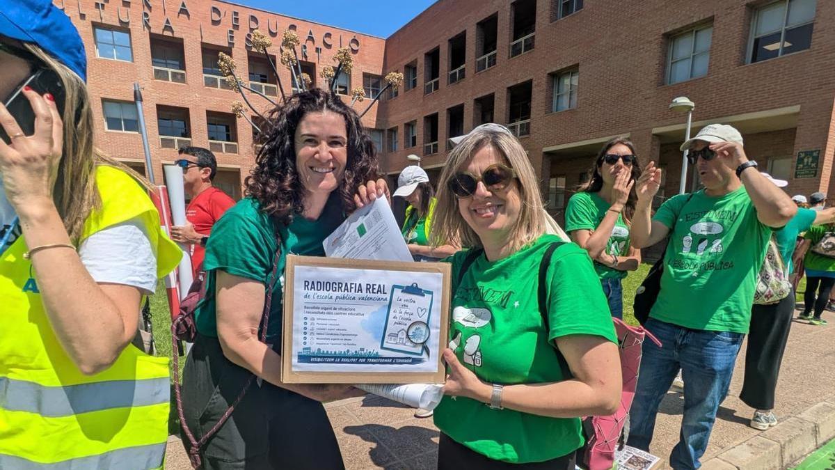 Parte del equipo directivo del CEIP Verge dels Desemparats de Oliva, en la manifestación de ayer.