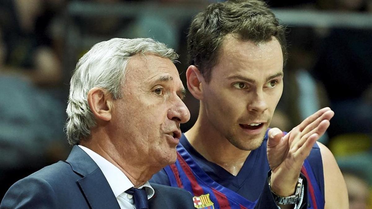 Pesic, dando instrucciones a Kuric, en el partido en Polonia