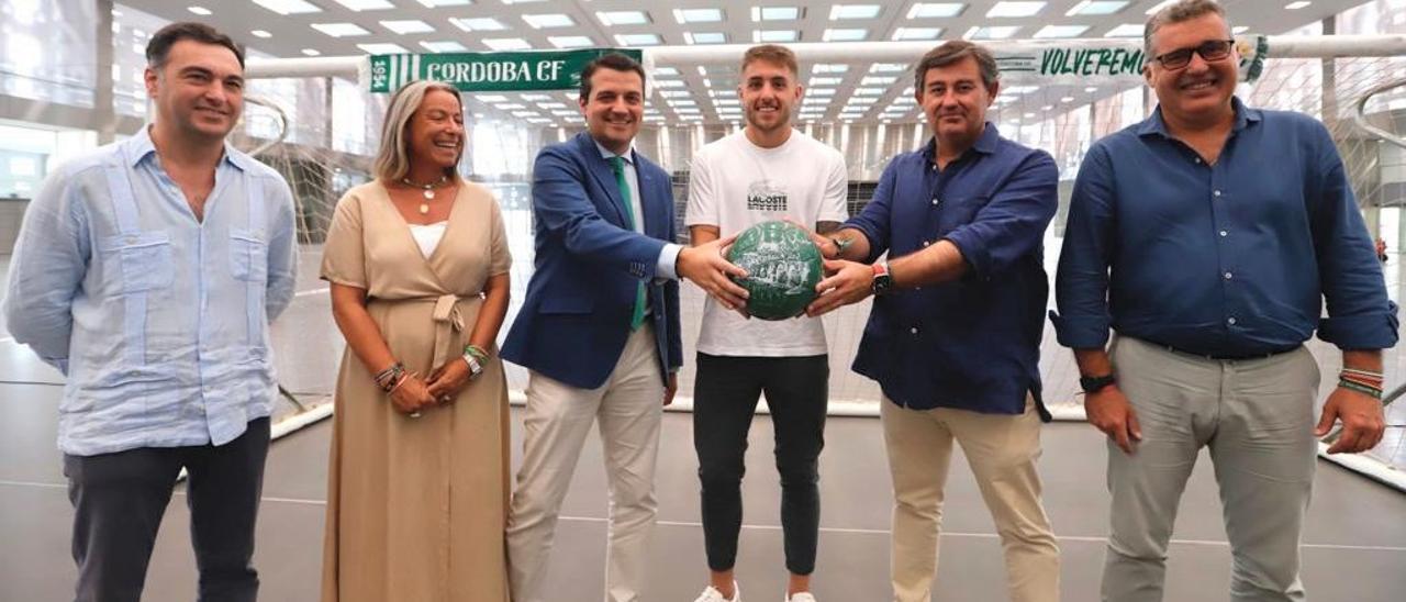 Antonio Casas, en el centro, durante su acto de renovación con el Córdoba CF.