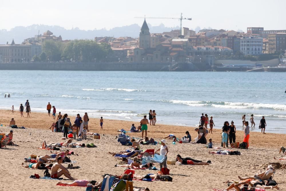 Buen tiempo en la playa de San Lorenzo en Gijón