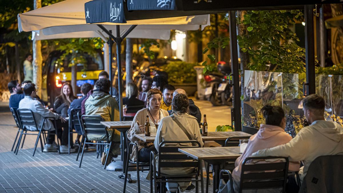 Una terraza de Enric Granados, durante el verano de 2023.