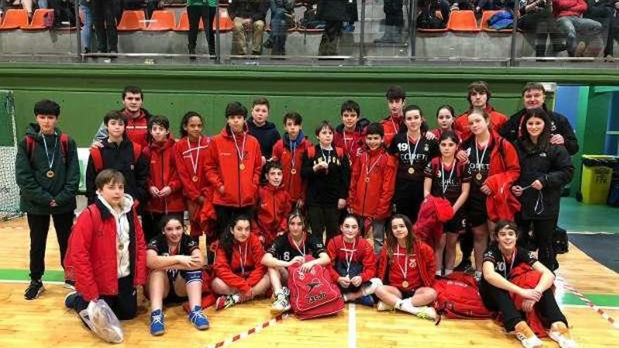 Infantiles del Balonmán Lalín en el torneo de Carballo.