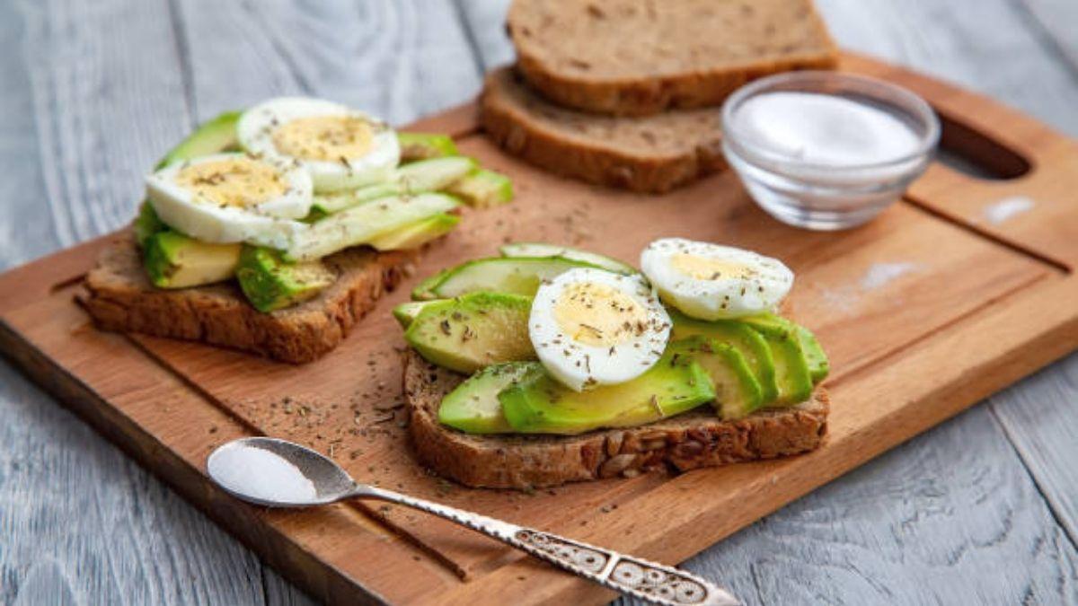 Unas tostadas de aguacate y huevo