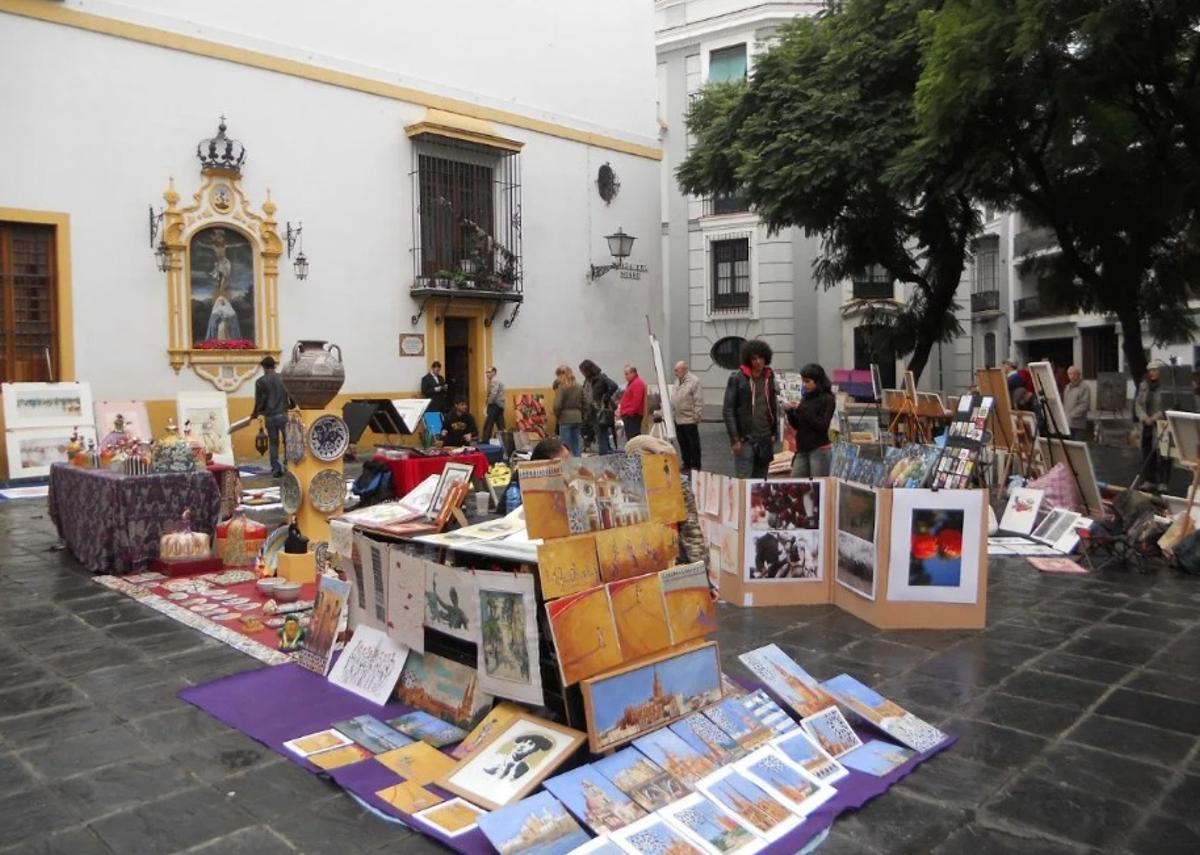 Puesto de pintores en la Plaza del Museo, un clásico de los paseos dominicales.