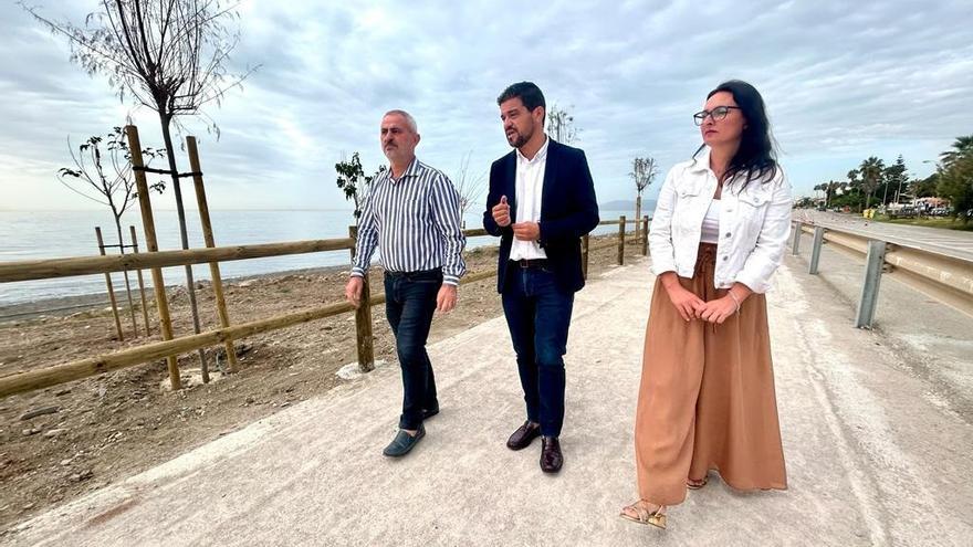 El vicepresidente de Infraestructuras y Territorio Sostenible de la Diputación en un tramo de la Senda Litoral de Benajarafe a Chilches junto a representantes del Ayuntamiento de Vélez.