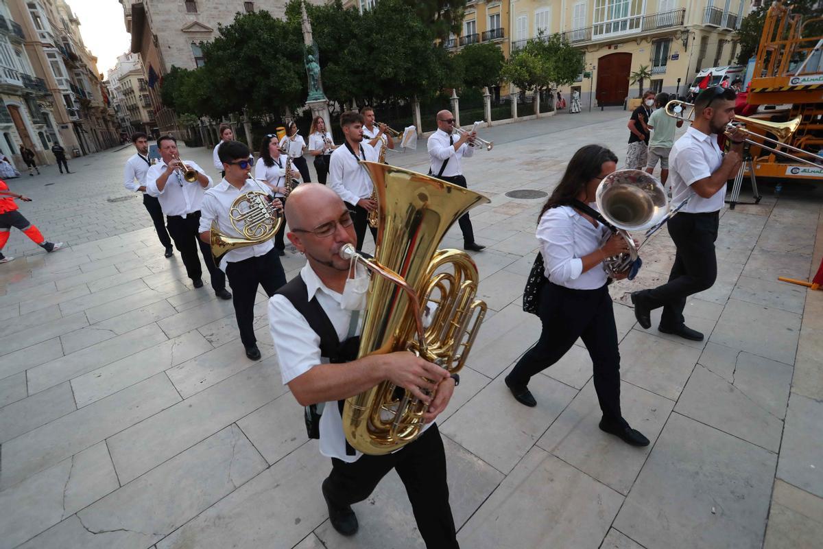 Búscate en el primer día de la ofrenda por la Calle Caballeros de las 20:00 a las 21:00