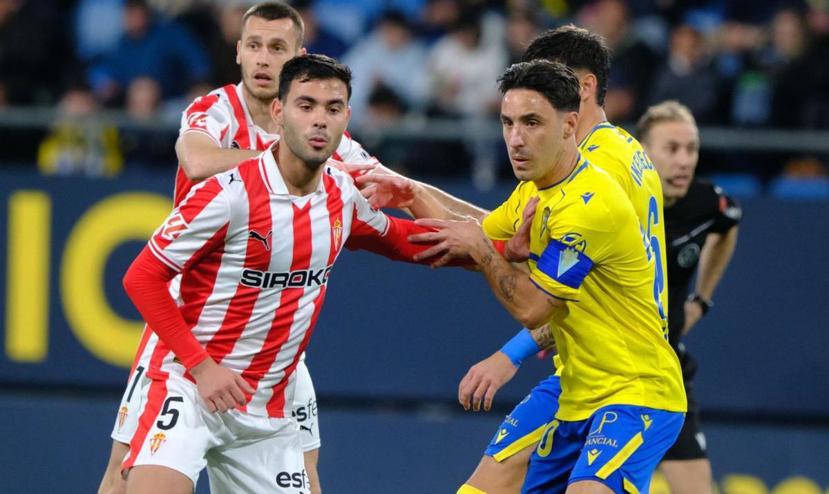 Diego pugna con Iza en Cádiz.  | FACTORÍA 9