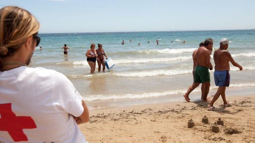 Rescatan a una pareja de 60 años en Guardamar atrapada en una corriente marina