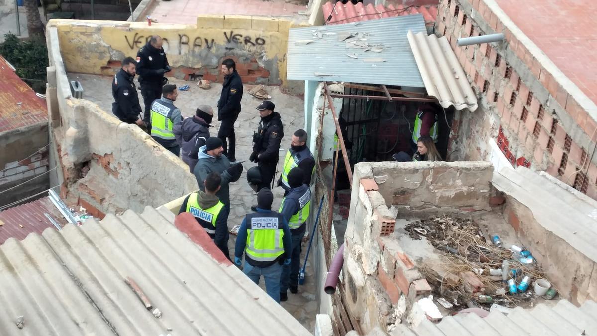 La Policía registra las viviendas del Barrio de San Cristóbal.
