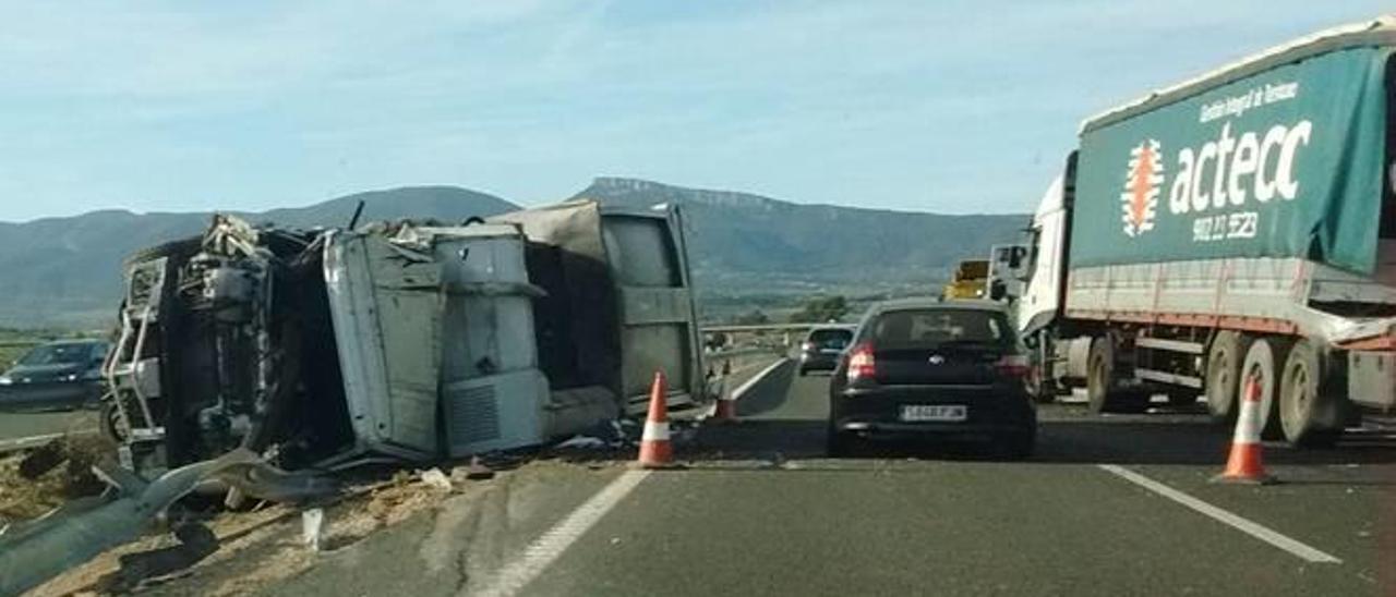 Un camión de la basura de Alcoy vuelca en la autovía