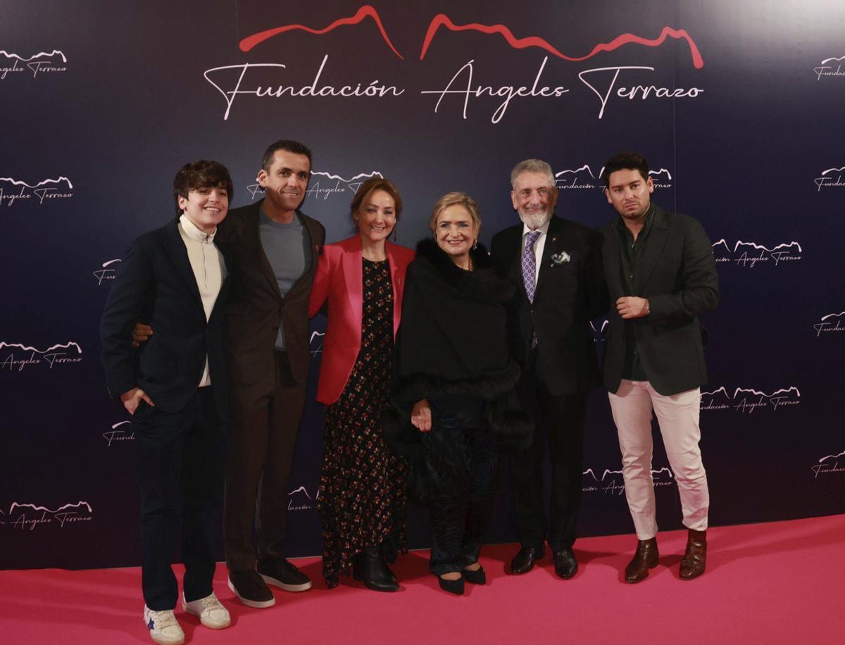 Ángeles Terrazo en el centro junto a su hija, Marián Mouriño, su marido, Carlos Mouriño, su yerno, Miguel Álvarez, y sus nietos Ángel y Carlos (d.).