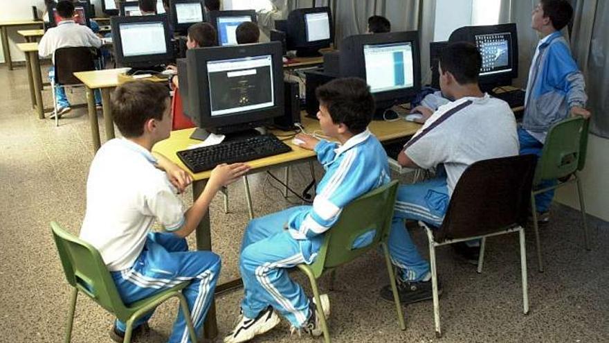 Alumnos del colegio concertado Rías Altas en una clase de informática. / aguete