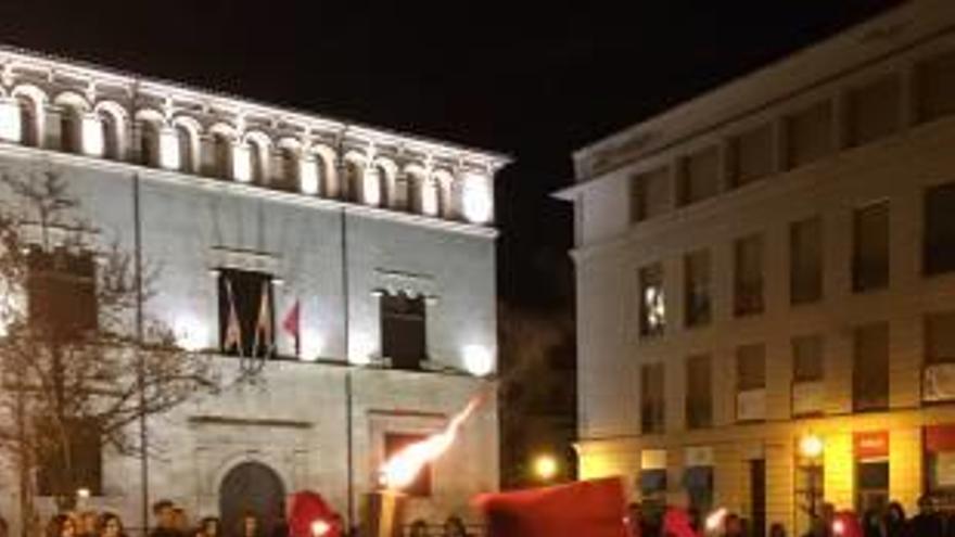 El Ecce-Homo revive la procesión de las antorchas por la Vila de Alzira