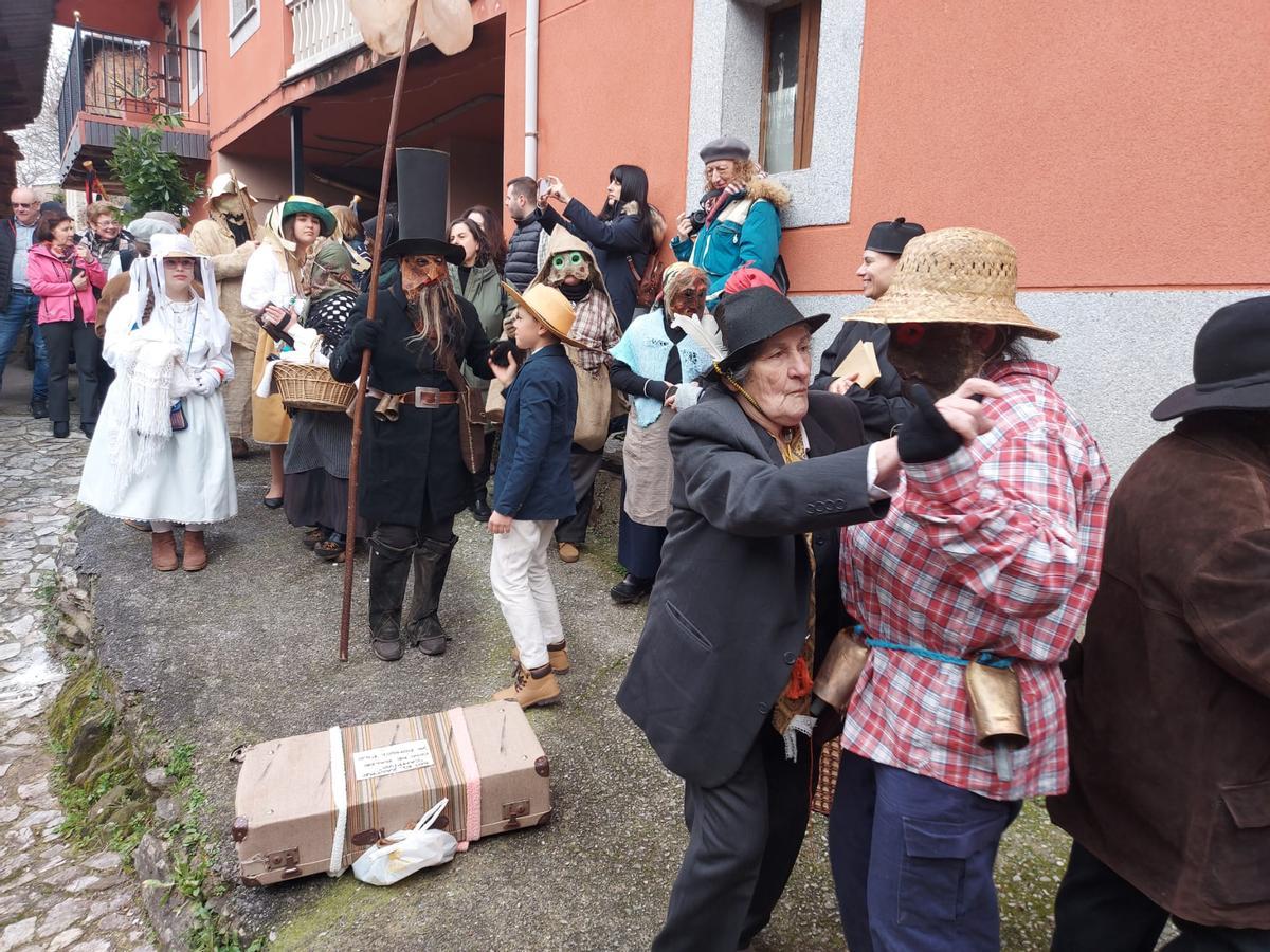 En imágenes: los guilandeiros recorren las calles de Villatresmil, en Tineo