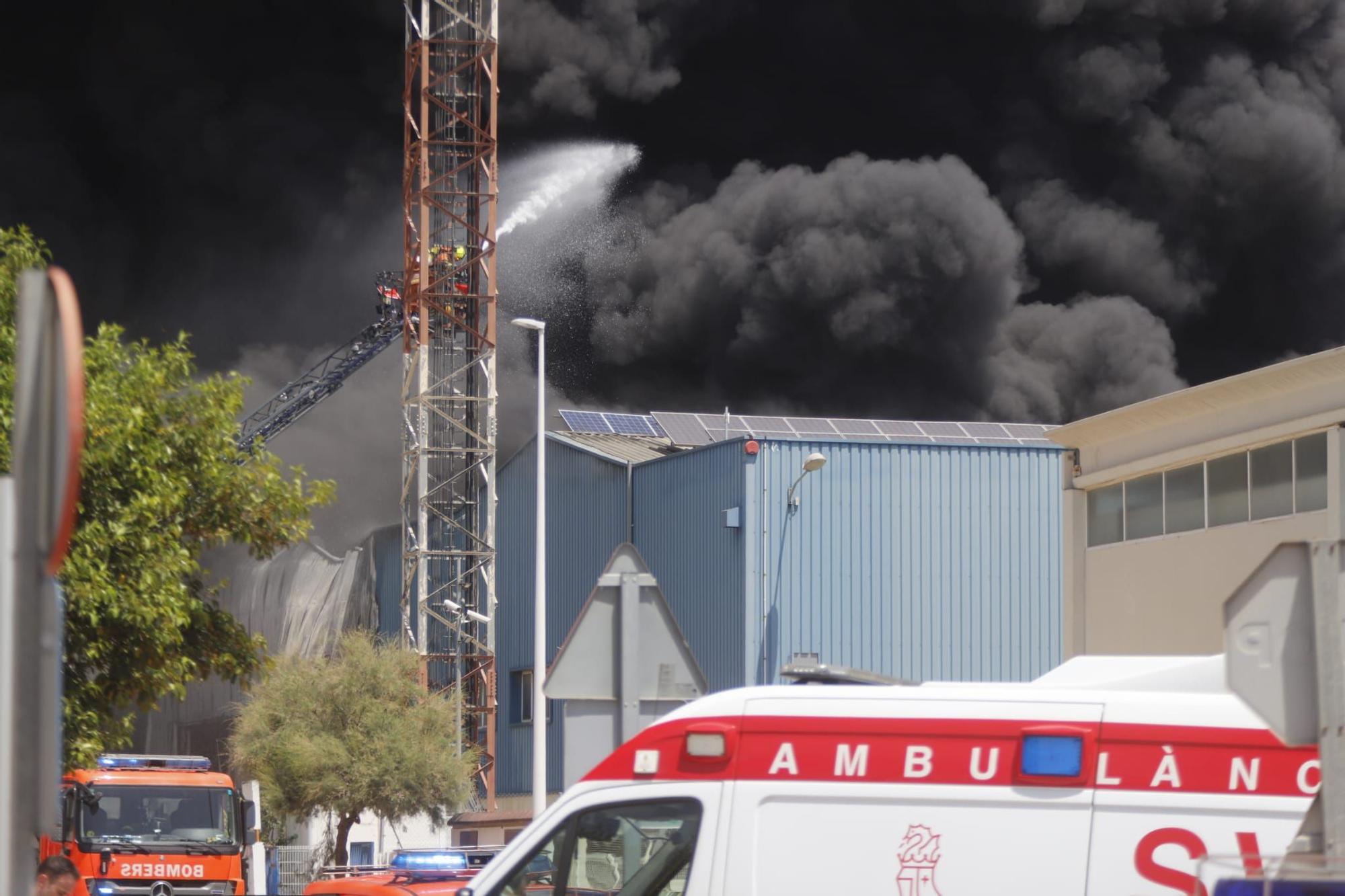 Espectacular incendio en una nave de residuos de Riba-roja