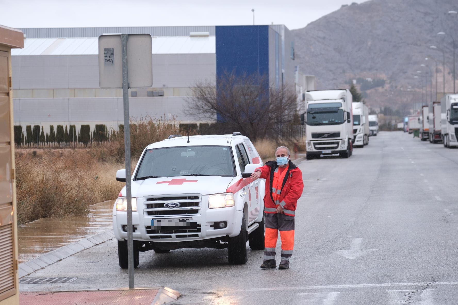 La nieve mantiene a 300 camiones bloqueados en Villena