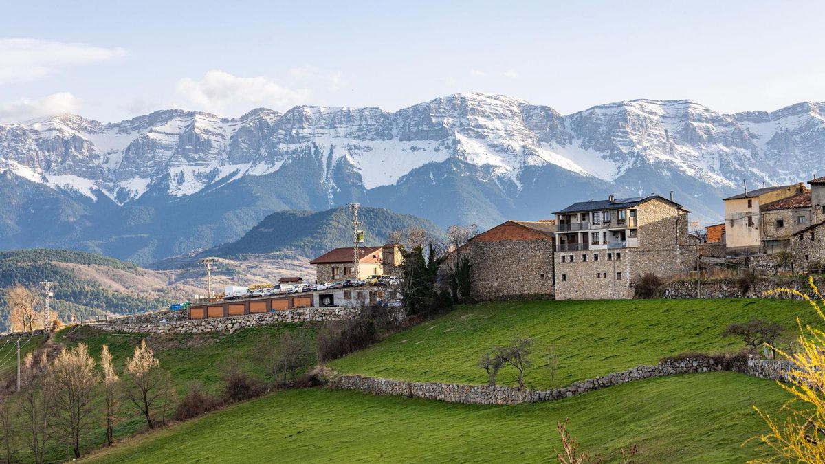 El pueblo más frío de Cataluña tiene veranos suaves, un casco antiguo con muralla medieval y senderos que cruzan los Pirineos